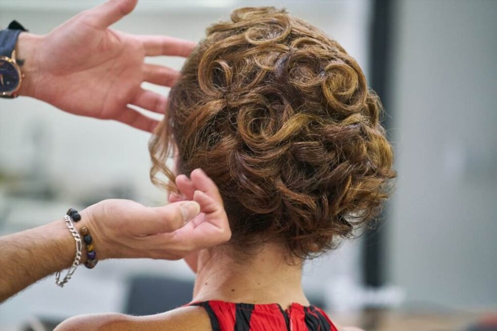 Jak dbać o odrastające włosy po chemii